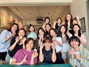 Life'n Craft 手作班学员合照，每人手上一件成品