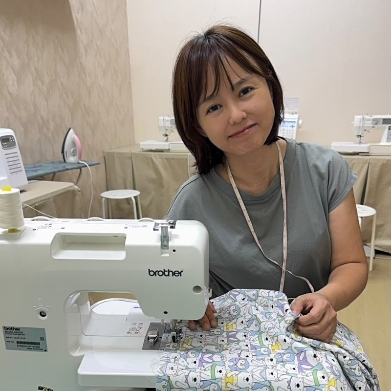 Teacher Chyi 在 Life'n Craft 工作室的缝纫机前车布